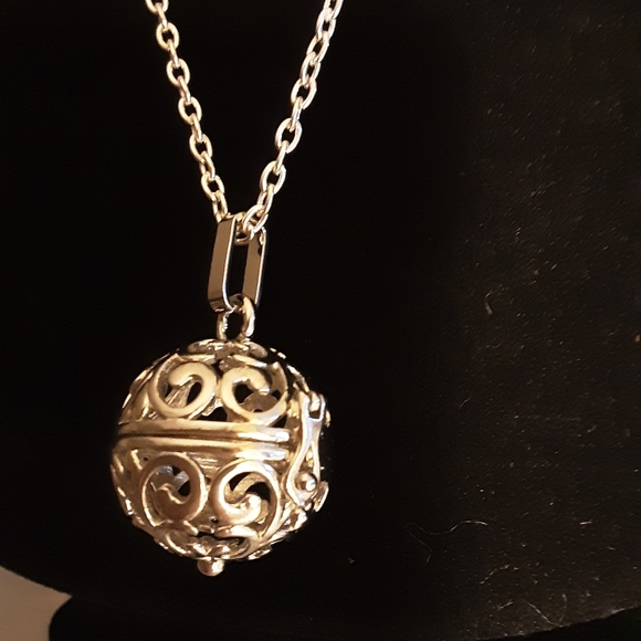 Hand Crafted Diffuser Necklace For Essential Oils Silver Tone - Picture 3 of 3